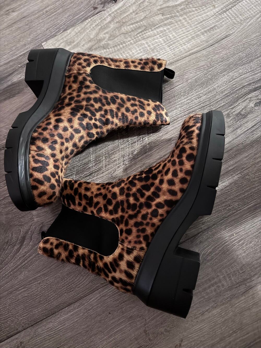 Stuart Weitzman Norah Leopard Calf Hair Chelsea Lug Boots Size 8C